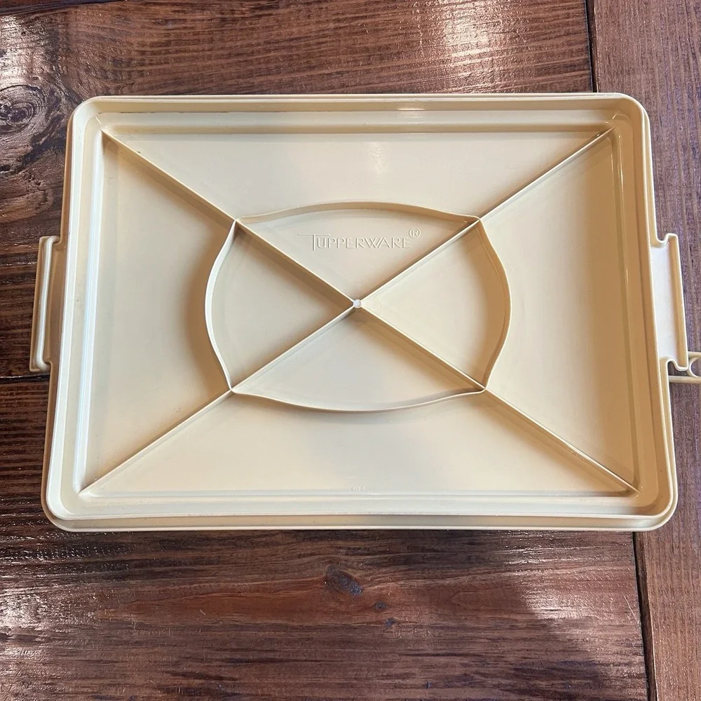Vintage‎ Tupperware Rectangular Cake Carrier Harvest Gold with Handle 9x13